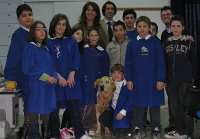 Foto con i ragazzi che hanno partecipato al progetto, il cane Moby, l'allevatrice, il preside e l'insegnate.