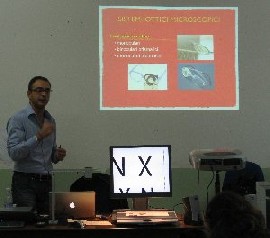 Foto dell'intervento del dott. Galeazzo che illustra gli strumenti pi recenti messi a disposizione dalla tecnologia per i problemi visivi